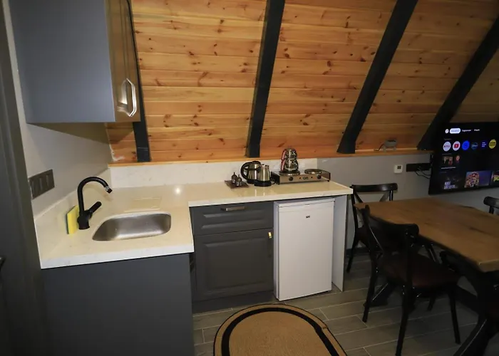 Koeyevi Teras Bungolov